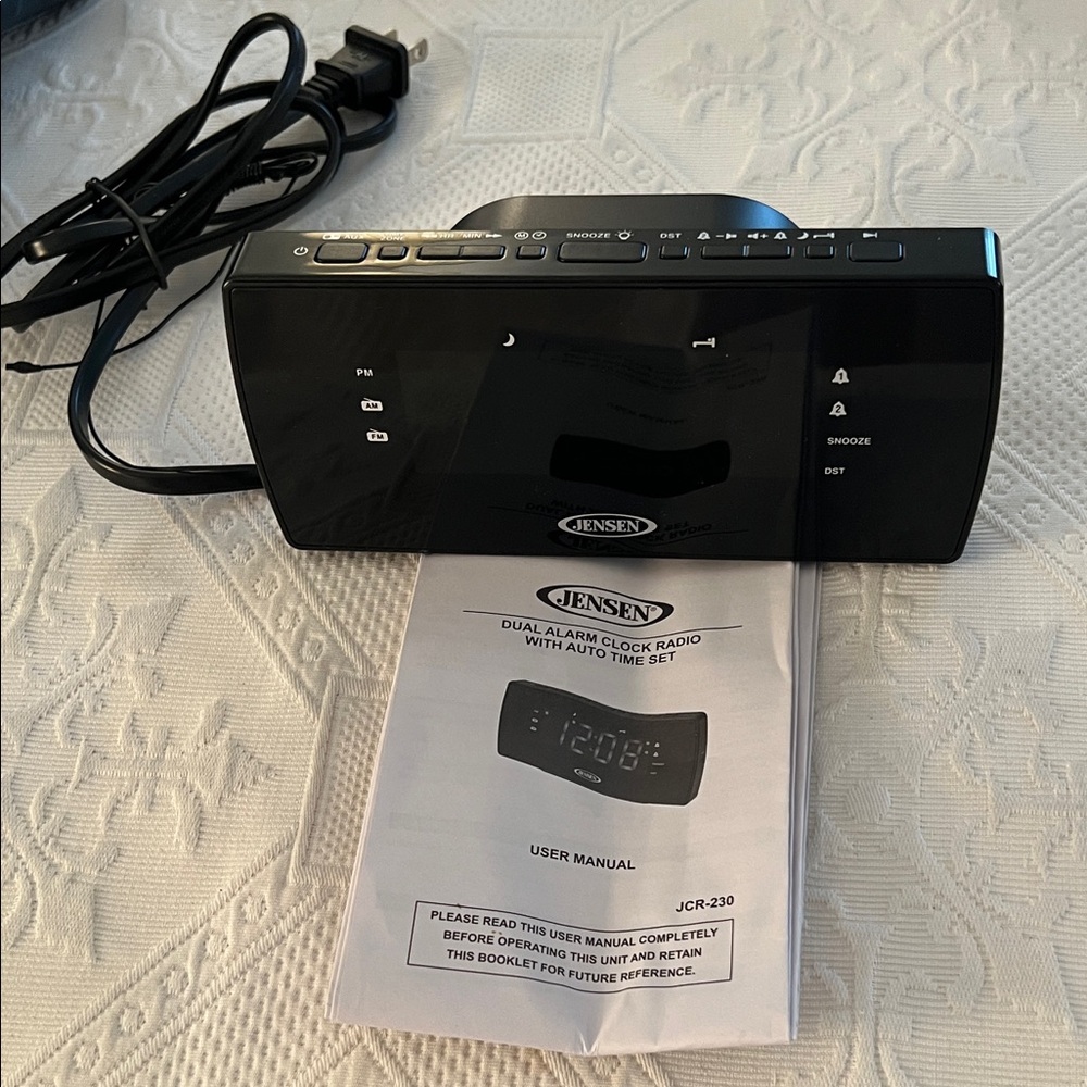 JENSEN DUAL ALARM CLOCK RADIO WITH AUTO TIME SET